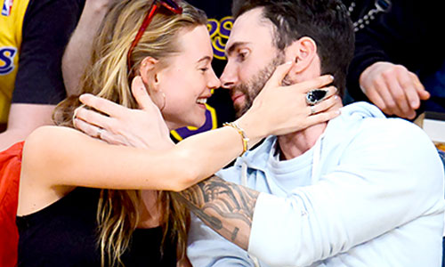 妞快報：害人家輸球了啦！魔力紅主唱與老婆甜蜜Kiss Cam Adam Levine、妞快報、Behati Prinsloo、Kiss Cam