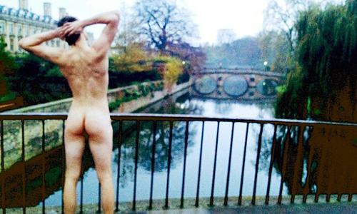 全英國最聰明的屁股！劍橋學生舉辦「美臀競賽」 英國、劍橋大學、學生、舉辦、美臀比賽、全裸、校園、裸露、害羞、不妥、男生、女生、12名、放得開、身體自由、頂尖、名校、全球、知名