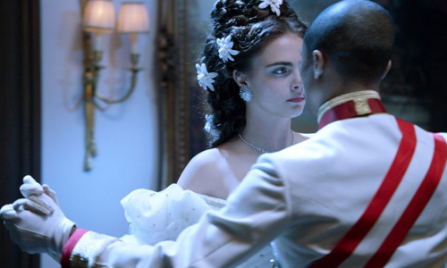 Cara變身濃眉灰姑娘開唱啦！香奈兒帶你重回洛可可時代 香奈兒、Cara、Cara Delevingne、Pharrell、Karl Legerfeld