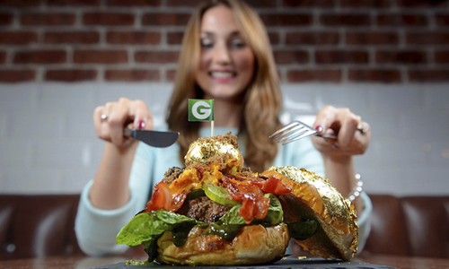 5萬塊的漢堡你啃得下去嗎？讓你傻眼的10個天價商品 價格、天價、貴、傻眼、漢堡、iPhone、手機殼、電視、香水、手錶、車