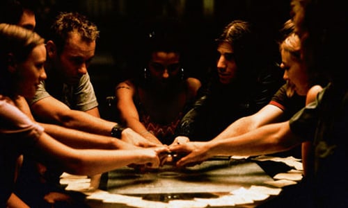 想趁佳節與冥界通話？西洋碟仙成聖誕送禮首選 通靈版、碟仙、靈異故事、詭異、陰森、毛骨悚然、恐怖、聖誕禮物、三倍、教會、引鬼上身、通靈、鬼怪、碟仙、電影、試試看