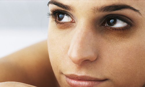 我明明就沒有很晚睡！4招教妳趕走冬天的惱人黑眼圈 冷、寒冷、熬夜、黑眼圈、保養