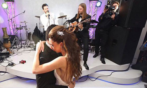 妞快報：驚喜大禮到！魔力紅闖入歌迷婚禮派對獻唱 妞快報、魔力紅、婚禮、快閃、獻唱