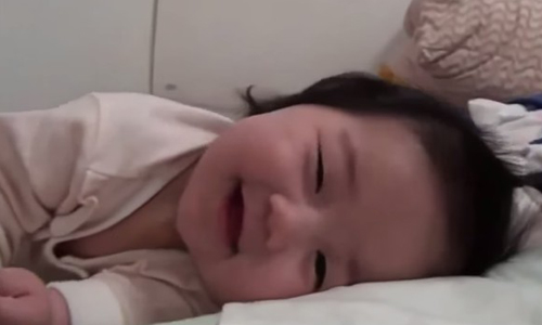 到底做了甚麼好夢？寶寶邊睡邊笑萌翻天       寶寶、兒童、萌、嬰兒、作夢