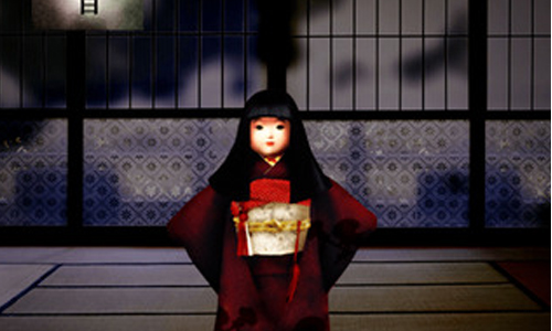 不陪她玩小心被殺！怨念超深的手機遊戲《咒怨娃娃養成記》 手機、アザミ、遊戲、鬼娃娃、咒怨、怨念、養成遊戲、驚悚、頭髮、螢幕、App、陰森、嚇人、靈異、殺人