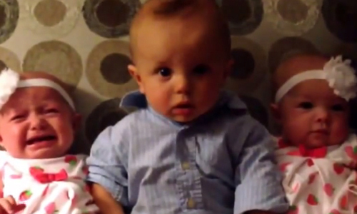 寶寶崩潰的點也太低！萌娃驚慌失措一瞬間 嬰兒、寶寶、驚慌、崩潰、驚嚇