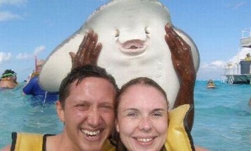 尼莫的老師也是搞笑天才！見證魟魚傻氣外露的瞬間 魟魚、萌、喜感、友善、保育、自然、海洋、絕種、搞笑、抱抱、合照、優雅、海生館、討摸摸