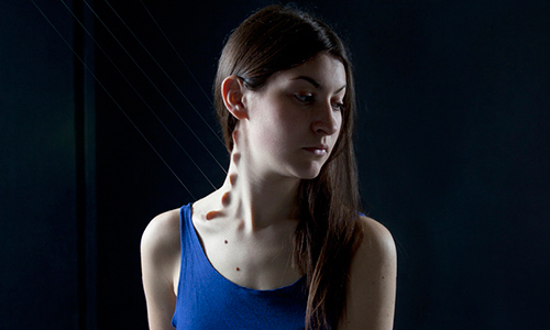 挑戰人肉的最強境界！光看也忍不住喊痛的行為藝術 Juuke Schoorl、藝術、肉、身體、魚線、膠帶、尼龍繩、Ariana Page Russell、忍耐度、藝術