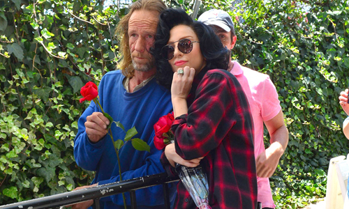 街友怕臭不敢碰女星神回「我也不好聞」大明星對街友的超暖心舉動 艾莉高登、Ellie Goulding、街友、暖心、神回覆