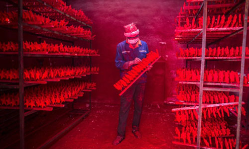 聖誕小精靈其實是血汗勞工？揭開中國聖誕工廠村真實面目 工作坊、聖誕老人、聖誕小精靈、聖誕裝飾工廠、中國