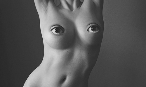 我說話時請看著我…的胸部？！裸女自拍諷有色眼光 西班牙、攝影師、女性、女體、裸體、美少女、女人、裸露、數位、後製、技術、電腦、人體、可怕、恐怖、驚悚、有趣、攝影、寓意、眼光、有色、Ángela Burón   、藝術