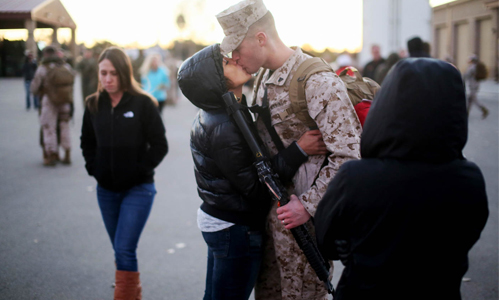 打仗前與女友的深情擁吻最動人！2014年超濃情吻照合輯 吻、接吻、Mashable、票選、愛、情侶、寵物、父女、珍貴、瞬間、2014、當兵、打仗、歐巴馬、美國、阿富汗、基輔、情人節、印度、奧運、 Lupita Nyong'o