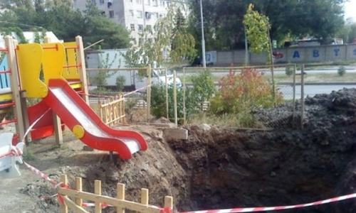 小心一溜衝進垃圾堆！超嚇人溜滑梯千萬別亂玩 俄羅斯、溜滑梯、恐怖、鼻青臉腫、摔