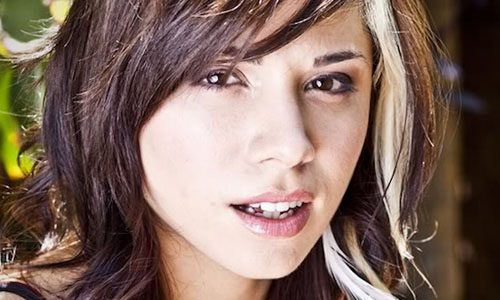 因為有虎牙，被當吸血鬼？視亂牙為個人特色的8位藝人 牙齒、亂、矯正、 克莉絲汀派瑞、Christina Perri、艾薇兒、Avril Lavigne、摩根費里曼、Morgan Freeman、克絲汀鄧斯特、Kirsten Dunst、綺拉奈特莉、Keira Knightley、威爾法洛、Will Ferrell