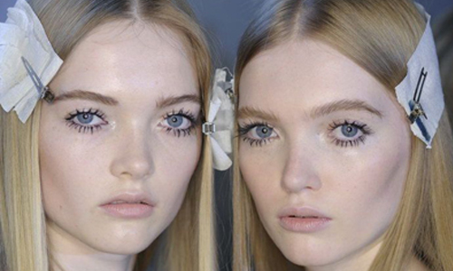 不濃妝的派對妝才叫美！5款能馬上學會的實用趴踢妝容 VOGUE、金屬、光澤、Dolly、長睫毛