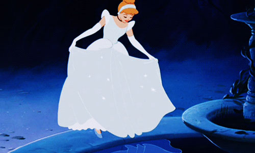 露出鎖骨就對了！那些迪士尼公主教我們的吸男穿搭術 迪士尼、公主、穿搭、撇步、腳背、鎖骨、性感、參考、流行、搭配、異性、人氣、頭飾、髮飾、禮服