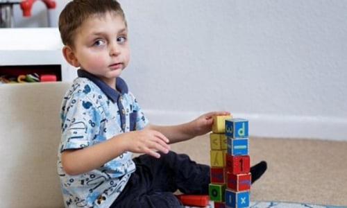 頭上有恰吉疤又怎樣？「拼圖男孩」開腦展新生 罕布夏郡、男孩、罕病、頭顱、發育