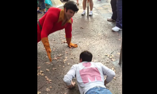 誰能比他壯！遊客挑釁迪士尼樂園反派慘被羞辱 迪士尼樂園、賈斯頓、幽默、反派、有趣