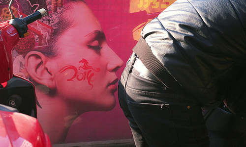 地表上最幽默的偷窺狂在此？來自抄表工之手的趣味借位攝影 攝影、借位、photography、街拍、趣味、Liu Tao、攝影師、photographer、攝影集、日常、城市、風景、藝術