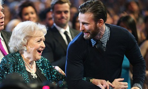 妞快報：下戲也是美國隊長！克里斯伊凡扶奶奶上台好善良 妞快報、克里斯伊凡、美國隊長、全美民選獎