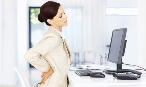 別坐在軟墊上！讓你腰酸背痛的7種錯誤坐姿 坐姿、痠痛、腰酸背痛、健康、翹腳