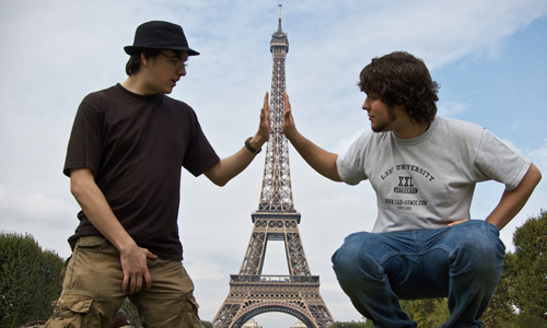 快幫我拍「手抓巴黎鐵塔」照！盤點觀光客最愛做的6件傻事 愛玩妞、旅遊、觀光客、旅行、紀念品