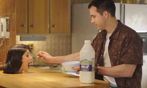 寵物懂你腦中的瘋狂？《The Voices》天使犬vs.惡魔貓的血腥拉鋸戰 The Voices、血腥、獵奇、Marjane Satrapi、萊恩雷諾斯