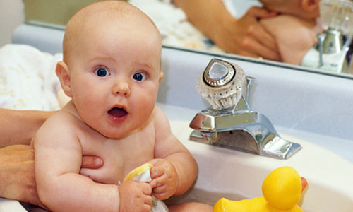 羞到骨子裡！寶寶入浴放屁逗趣反應大集合    寶寶、萌、放屁、逗趣、好笑