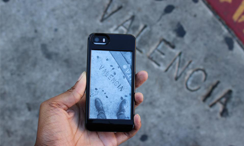 正面沒電就翻面！手機殼讓iPhone變成雙螢幕 手機、週邊、手機殼、螢幕、雙螢幕