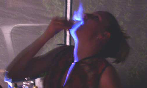 烈酒點火直接喝會怎樣？狂人示範燒臉焚身險毀容 影片、短片、烈酒、爆紅、點火、喝酒、酒精、焚身、燒臉、毀容、男性、男人、男子、女性、女人、女子、女孩、18歲、灌酒、醉、加拿大、莫斯科、俄國、伏特加   