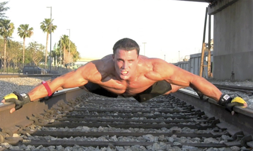 健美先生vs.火車決勝負！令人驚嚇大於驚訝的結果是… 火車、健美先生、擋車哥、健身、運動