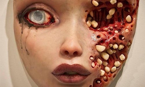 挑戰你頭皮發麻的極限！潰爛美少女超擬真雕塑 密集恐懼症、Colin Christian、藝術創作、皮膚潰爛、噁心