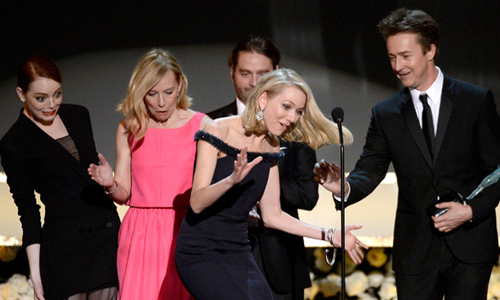 妞快報：絆倒在妳石柳裙下！艾瑪天然呆裙絆女星險仆街 妞快報、艾瑪史東、美國演員工會、鳥人、娜歐蜜華茲