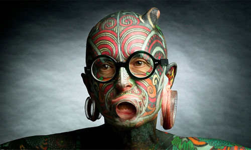 刺青上癮40年、玻璃貫穿下巴─極限人體改造男Etienne Dumont 人皮衣、刺青藝術、穿孔、植入物、犄角、精神自由、價值觀、外貌改造、理想、感染