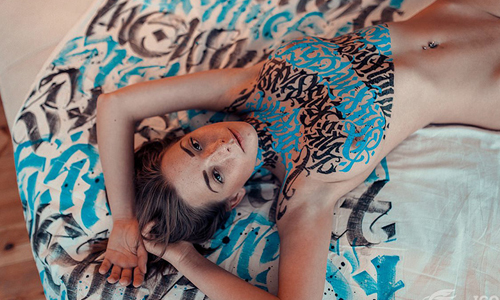 你願意為藝術三點全露嗎？性感裸女的人體書法 Pokras Lampas、藝術、全裸、英文、書法