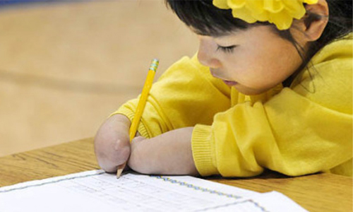限制夢想的不是身體，而是你的心！無掌女孩Annie奪下書法大獎 無掌女孩、自信、夢想、勇氣、不屈不撓