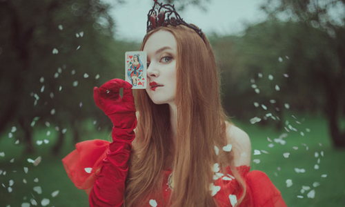 紅心皇后比愛麗絲還貌美如花？25歲美女攝影師的綺麗夢幻童話 Anita Anti、紅心皇后、愛麗絲、美女、攝影、童話、綺麗、迪士尼公主、長髮公主、樂佩、夢幻、華麗、睡美人、女巫、孔雀、兔、烏克蘭、藝術