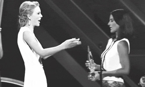 連我都替你尷尬了！14對明星擁抱錯頻、落拍實錄 國際禮儀、尷尬、錯頻、落拍、亞莉安娜