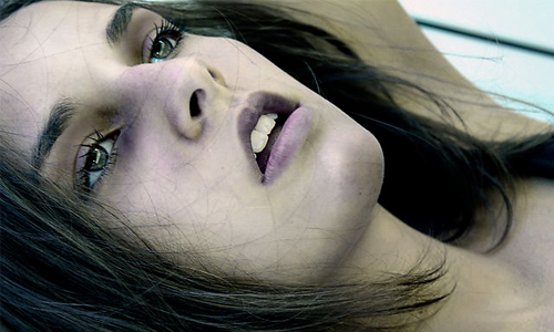 雙胞姊妹天人永隔　揭美少女藏身衣櫃內吊死之謎 雙胞胎、雙子、死亡、恐怖、奪命、性命、生命、意外、青少女、美少女、少女、女孩、女性、女子、姊妹、吊死、英國、Grace Taylor