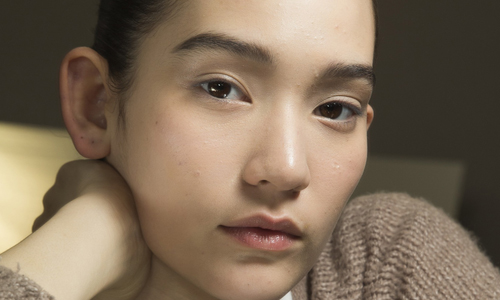 看似沒有眼妝也能炯炯有神！清純無妝感眼妝5技巧 VOGUE、裸妝、炯炯有神、粉底液、Diane Kendal、亮灰棕色、咖啡色、深棕色、眼線、纖長型、染眉膏