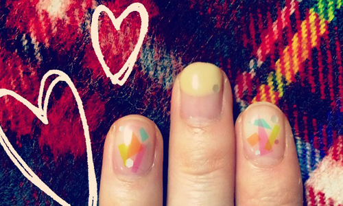 色紙也是美甲好幫手？史上最簡易的繽紛指彩報到 指甲彩繪、指彩、美甲、色紙、多彩、繽紛、簡單、低成本、玻璃紙、材料