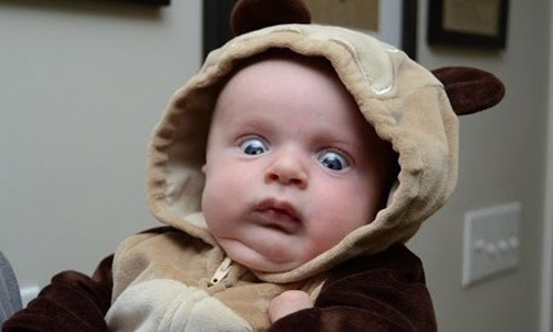 這是什麼異次元的怪物！寶寶被玩具嚇到驚呆反應超萌 寶寶、萌、驚嚇、小孩、兒童