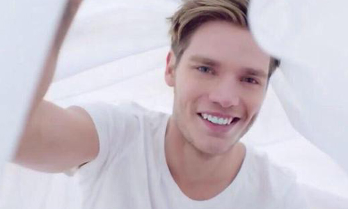 他的油頭配上她的紅唇…小天后泰勒絲新MV中的美男子就是他！ 泰勒絲、Taylor Swift、Style、Dominic Sherwood、MV男主角