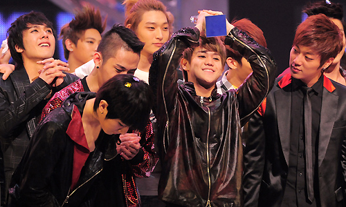 偶像哭粉絲也哭！盤點5組韓國男團初次拿下「一位」的反應 韓國、男團、一位、反應、冠軍