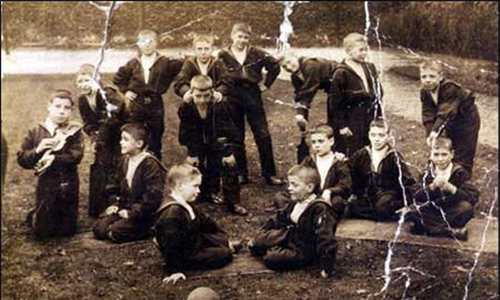 Google街景拍到靈異照片？孤兒院兼瘋人院廢墟的鬼故事 靈異、照片、相片、攝影、照相、地圖、街景、廢棄、孤兒院、廢墟、鬼故事、鬼話、鬼、小孩、兒童、孩童、孩子、Google