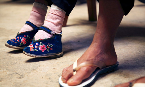 忍痛對折腳骨也要美！末代纏足女性怎麼想？ 纏足、小腳、三吋金蓮、弱勢女性、男性威權