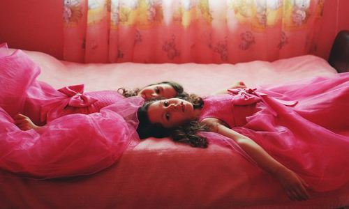 誰說女生非穿粉紅不可？少女攝影集呈現有趣怪現象 性別、色彩、男女、男性、女性、女裝、男裝、衣服、服飾、色系、藍色、粉紅、粉紅色、粉藍色、怪異、奇怪、現象、趨勢、傾向、配件、玩具、攝影、攝影集、英國、紐約、美國、倫敦、省思、少女、女孩、女兒、女生、Kirsty Mackay、藝術