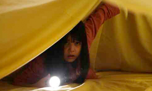 媽！今晚可以陪我睡嗎？11個超恐怖床邊電影場景 鬼片、恐怖、俊雄、半夜鬼上床、大法師