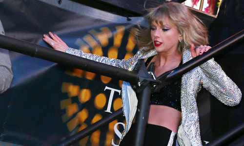 跌倒就算了，還壓到粉絲！6位明星摔倒證明舞台如虎口 摔倒、跌倒、摔跤、瑪丹娜、Madonna