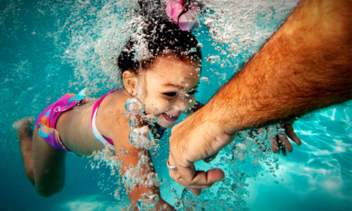 水裡也能醬子玩？萌娃兒戲水清涼照來了！ 泳池、攝影、兒童、孩子、狂歡、快樂、游泳、Adam Opris、天真、童趣、玩耍、玩樂、玩、孩童